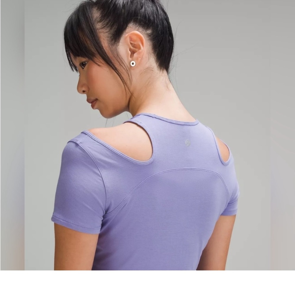 Lululemon Women's Purple
Shoulder Cut-Out Yoga T-Shirt
Size 10 - Picture 5 of 5
